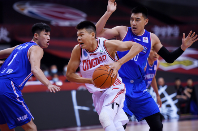 体操队队友遭遇重伤,仍坚持赛场 体操队队友遭遇重伤,仍坚持赛场