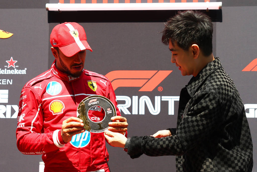 雷诺车队力克红牛二队，汉密尔顿点燃赛场的简单介绍