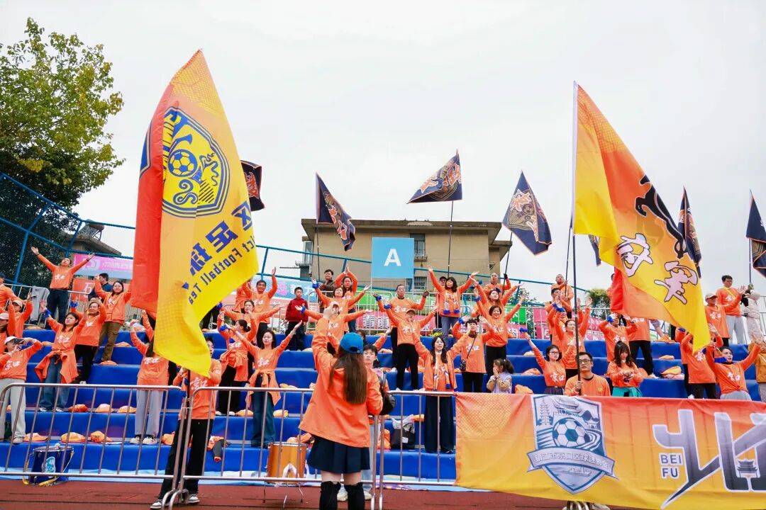 精彩对决拉开序幕,球迷心情激荡 精彩对决拉开序幕,球迷心情激荡