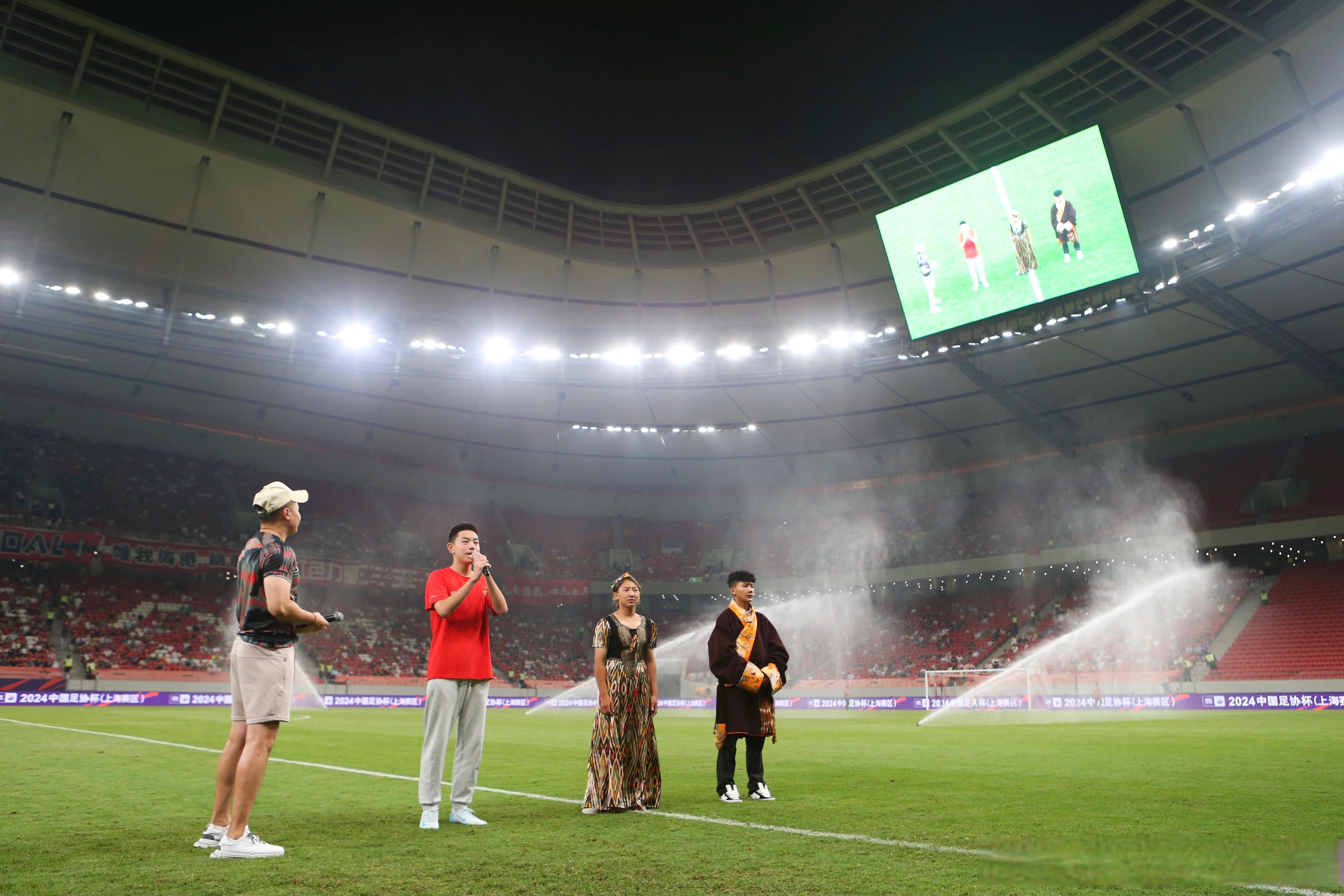 精彩比赛吸引无数球迷驻足观看 精彩比赛吸引无数球迷驻足观看