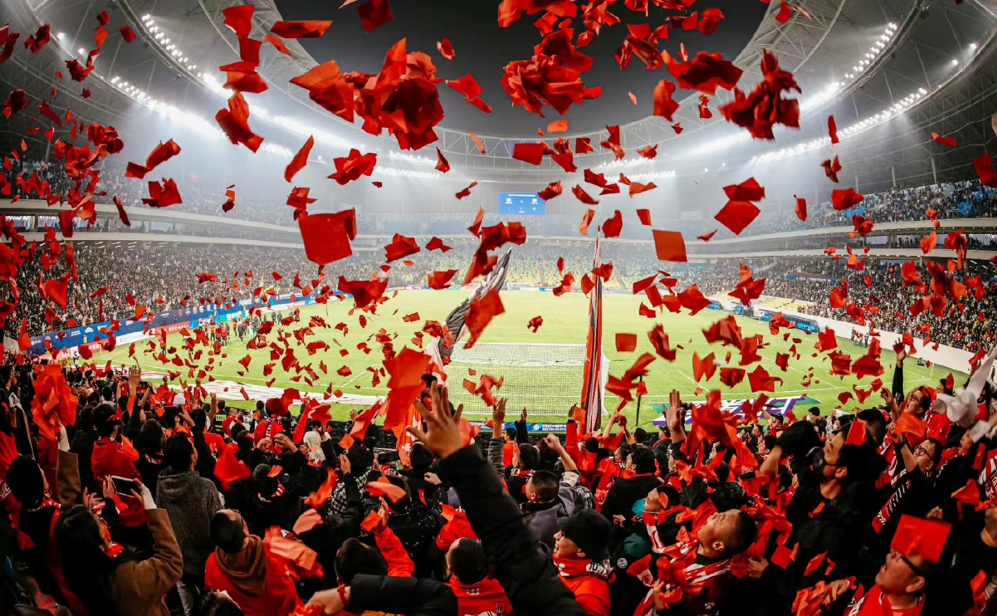 精彩比赛吸引无数球迷驻足观看 精彩比赛吸引无数球迷驻足观看