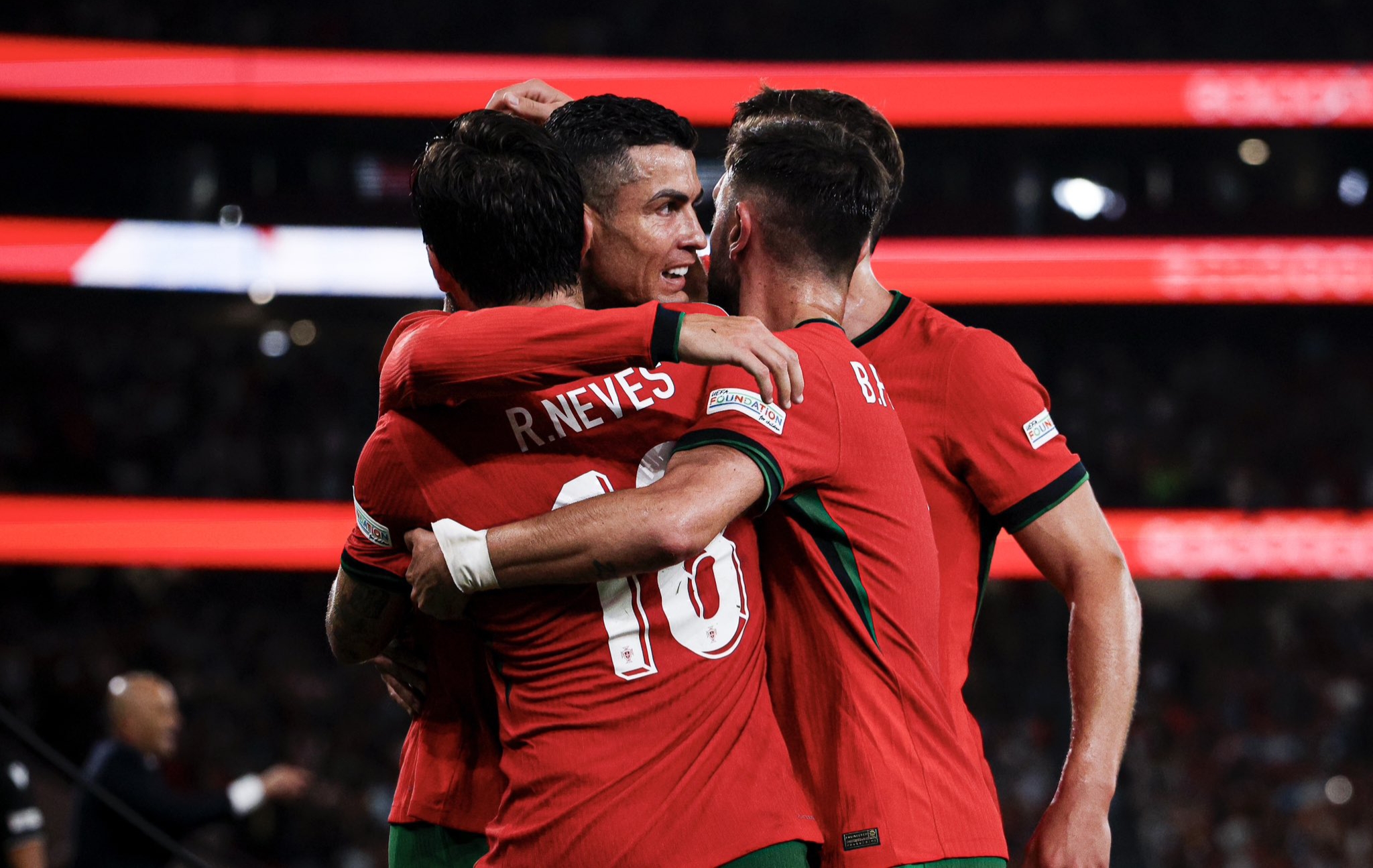 梅赛德斯绝杀红牛二队，皮亚斯特里扛起全队