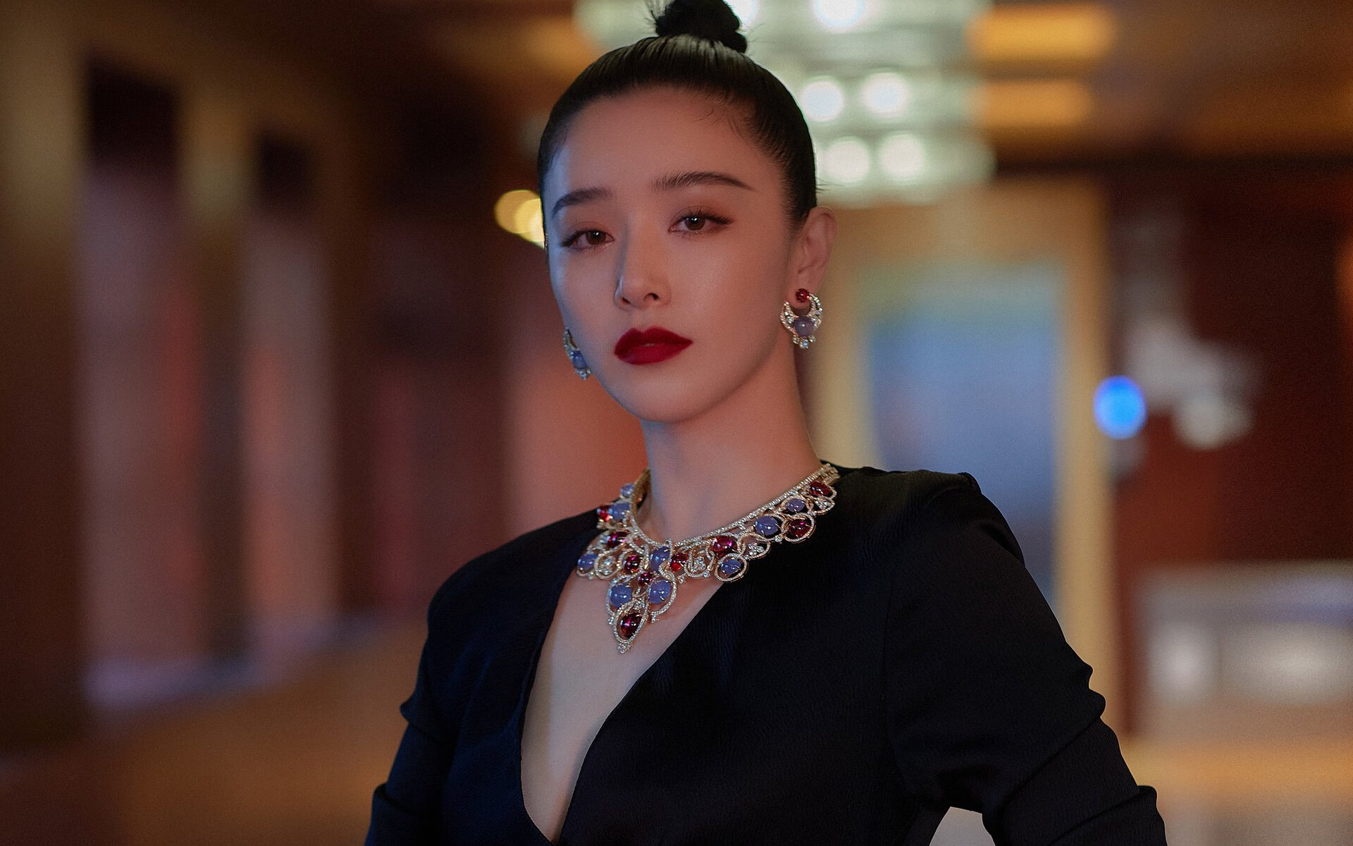 跨界风暴，尼克斯巅峰对决深圳队引爆全球篮球热，戈贝尔意外在意甲焦点战接管比赛