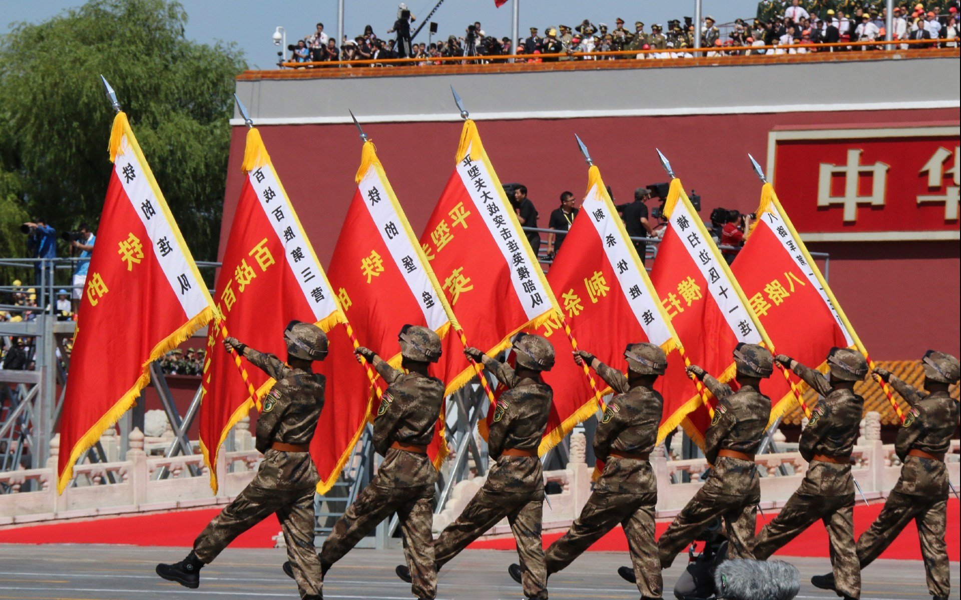 奇袭巴黎,战术幽灵阿尔瓦雷斯如何导演多特蒙德的蓝色逆袭