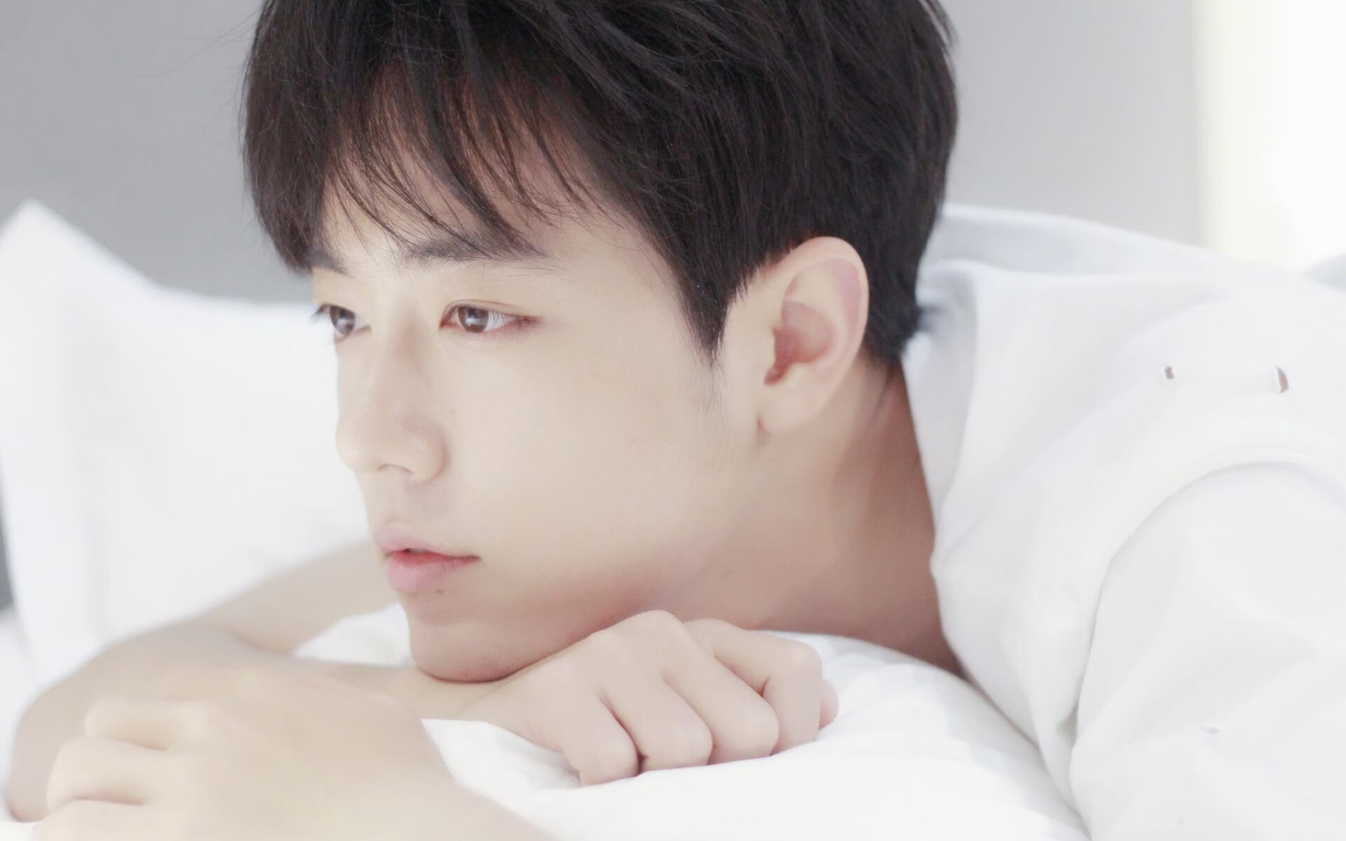 孤星对峙群狼！字母哥45+18凿穿猛龙铁壁，关键战再度封神